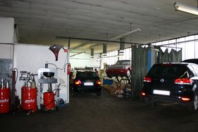 Autos in einer Werkstatt